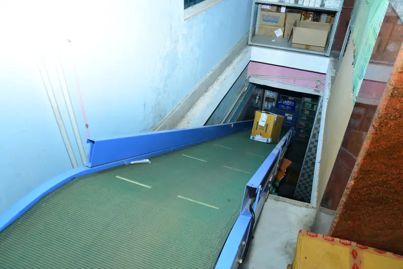 Automated goods conveyor