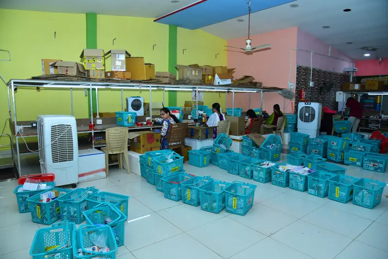 Order packing station